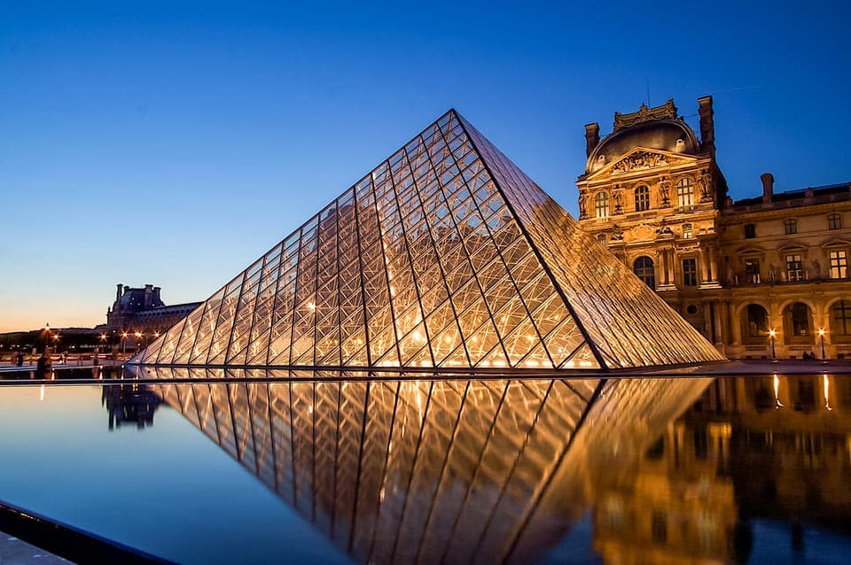 Paris: Louvre Guided Tour with Reserved Access & Boat Cruise, Paris