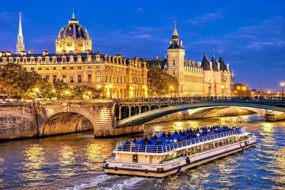 Paris: Evening Lights Cruise with Legendary Bateaux-Mouches, Paris
