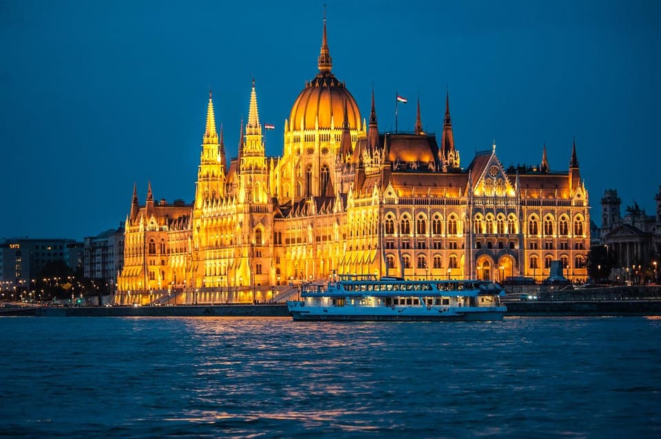 Budapest: By Night Sightseeing Cruise with Welcome Drink, Budapest