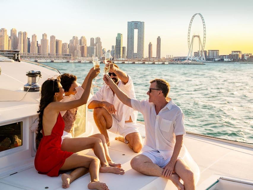 Dubai: Luxury Sunset Yacht Tour with Snacks and Drinks, Dubai