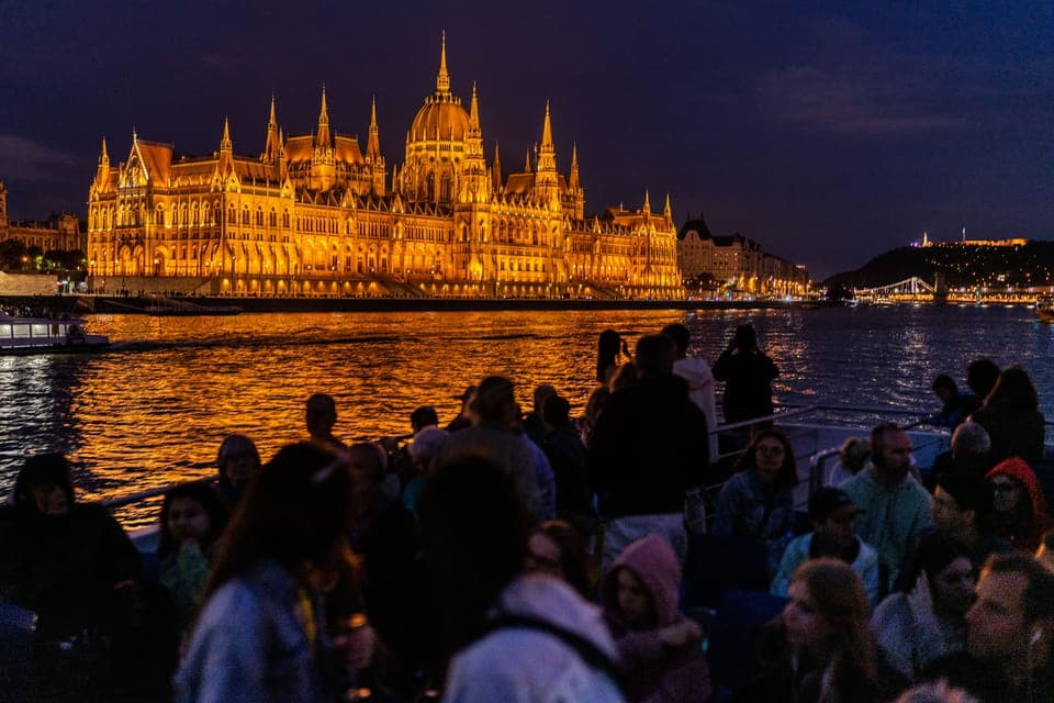 Budapest: 1-Hour Evening Sightseeing Cruise with Drink, Budapest