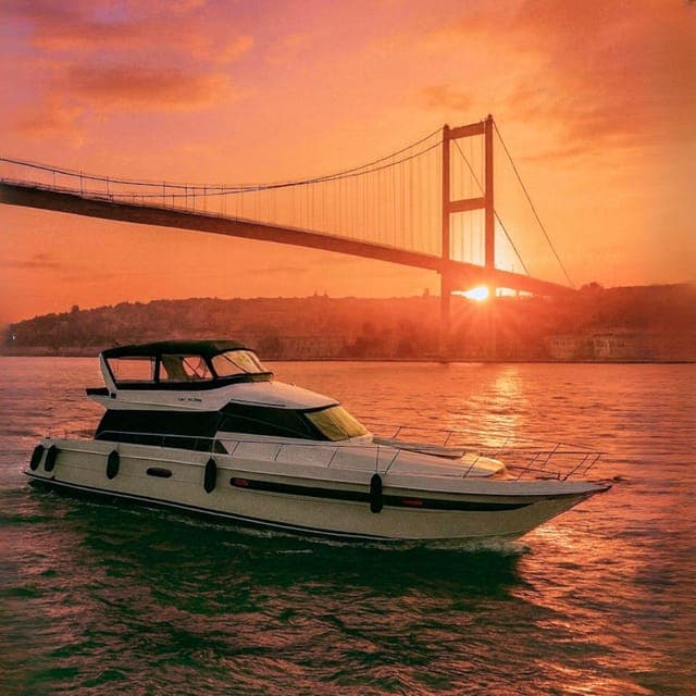 Istanbul: Sunset or Day Small-Group Yacht Cruise with Snacks, Istanbul
